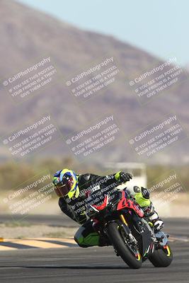 media/Oct-30-2025-Racers Edge (Thu) [[dabbdaf680]]/3-B Group/Session 2 (Turn 14)/